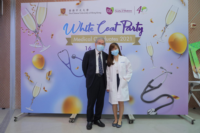 葉同學和書院院長陳偉儀教授在2021年醫科畢業生白袍派對上合照。